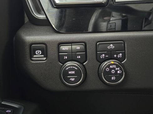 Used 2025 Chevrolet Silverado 1500 LT Trail Boss w/ Convenience Package II AWD/4WD image 29
