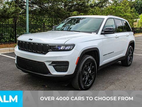 Used 2025 Jeep Grand Cherokee Altitude AWD/4WD image 2