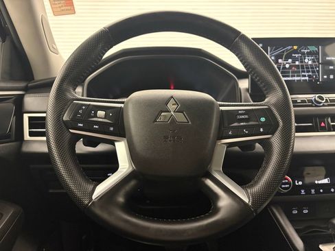 Used 2025 Mitsubishi Outlander SE FWD image 5