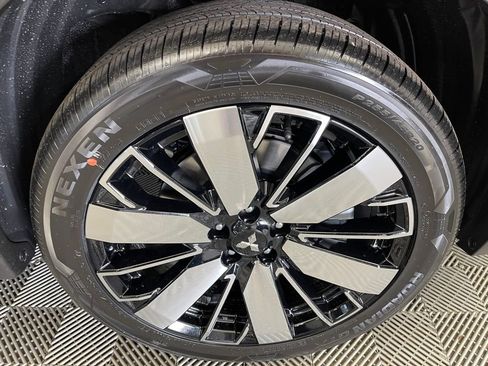 New 2025 Mitsubishi Outlander SE image 38