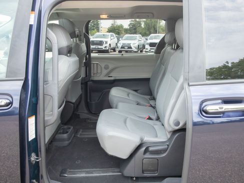Used 2023 Toyota Sienna XLE FWD image 20