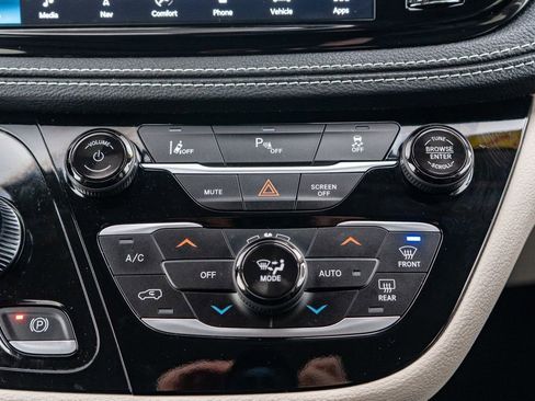 Used 2024 Chrysler Pacifica Select image 30