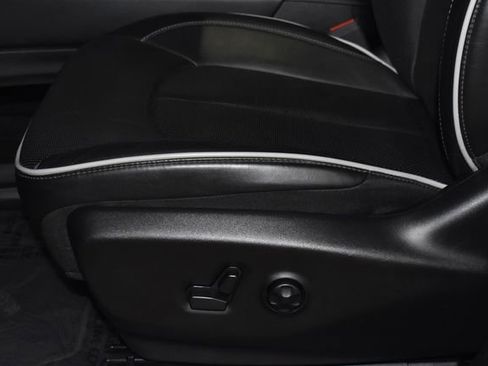 Certified 2025 Chrysler Pacifica Limited image 13