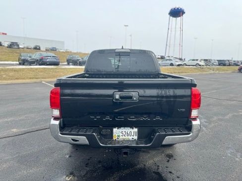 Used 2017 Toyota Tacoma TRD Off-Road w/ Exterior Package image 4