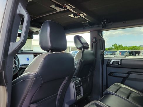 Certified 2025 Ford Bronco Outer Banks w/ Sasquatch Package AWD/4WD image 13