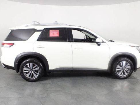 Certified 2022 Nissan Pathfinder SL FWD image 12