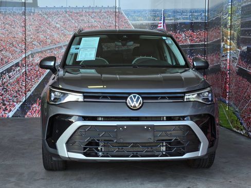 Used 2025 Volkswagen Taos SE FWD image 3