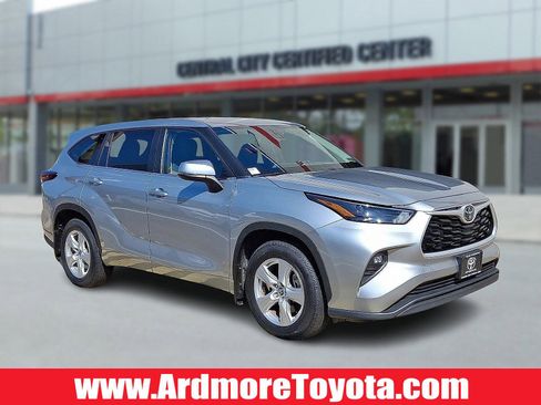 Certified 2024 Toyota Highlander LE image 1