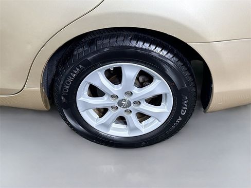 Used 2010 Toyota Camry LE image 30