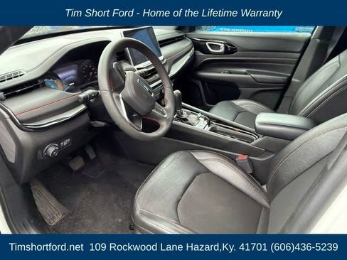 Used 2025 Jeep Compass Trailhawk AWD/4WD image 4