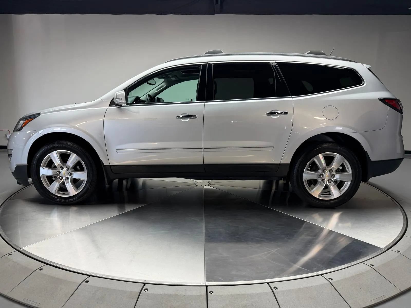Used 2017 Chevrolet Traverse Premier FWD image 4
