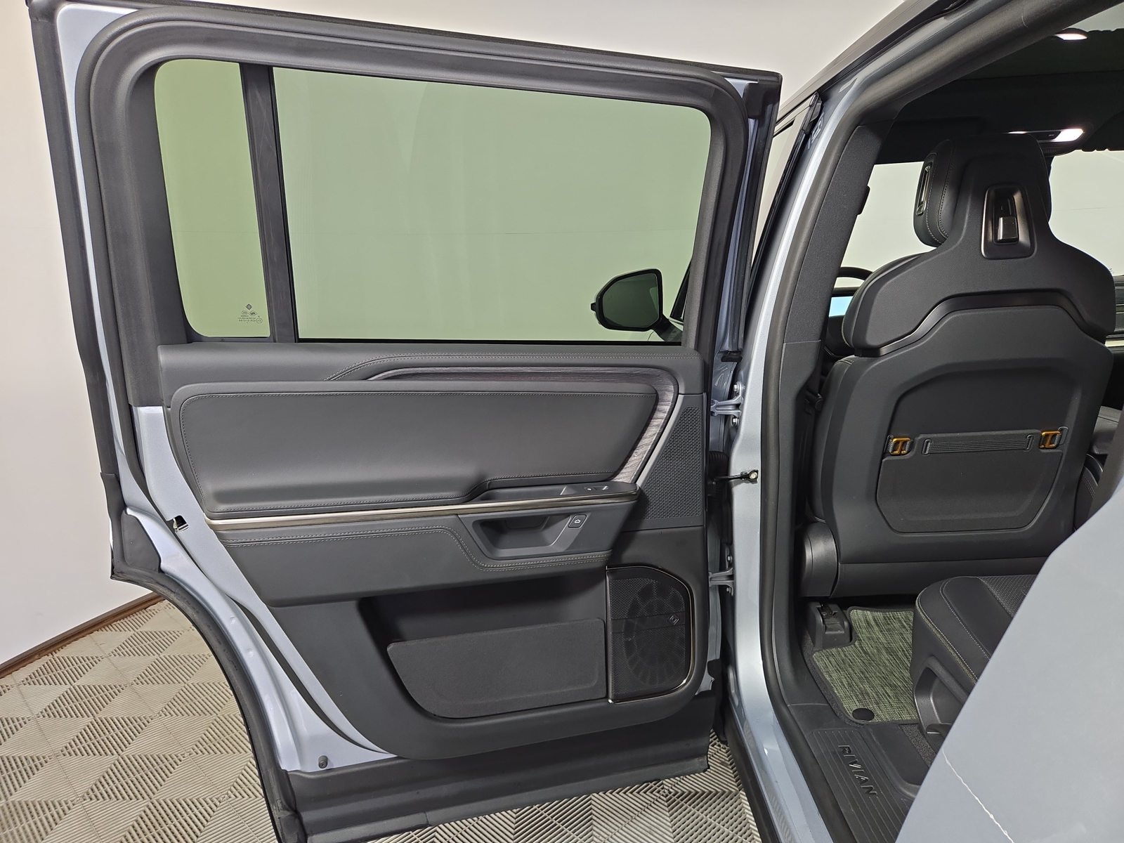 Used 2025 Rivian R1S Adventure Dual AWD/4WD image 17