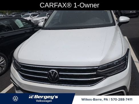 Used 2023 Volkswagen Tiguan SE w/ Panoramic Sunroof Package FWD image 3