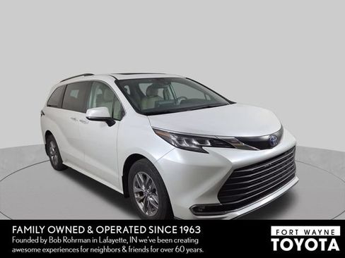 Used 2023 Toyota Sienna XLE AWD/4WD image 4