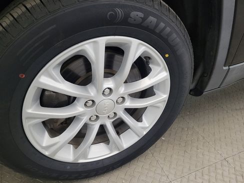 Used 2020 Jeep Cherokee Latitude FWD image 31