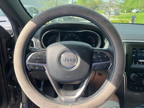 Used 2019 Jeep Grand Cherokee Laredo AWD/4WD image 21
