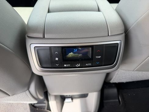 Used 2019 Toyota Highlander XLE AWD/4WD image 26