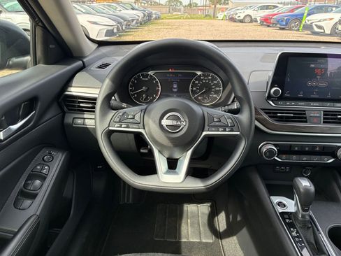 Used 2025 Nissan Altima 2.5 SV FWD image 28