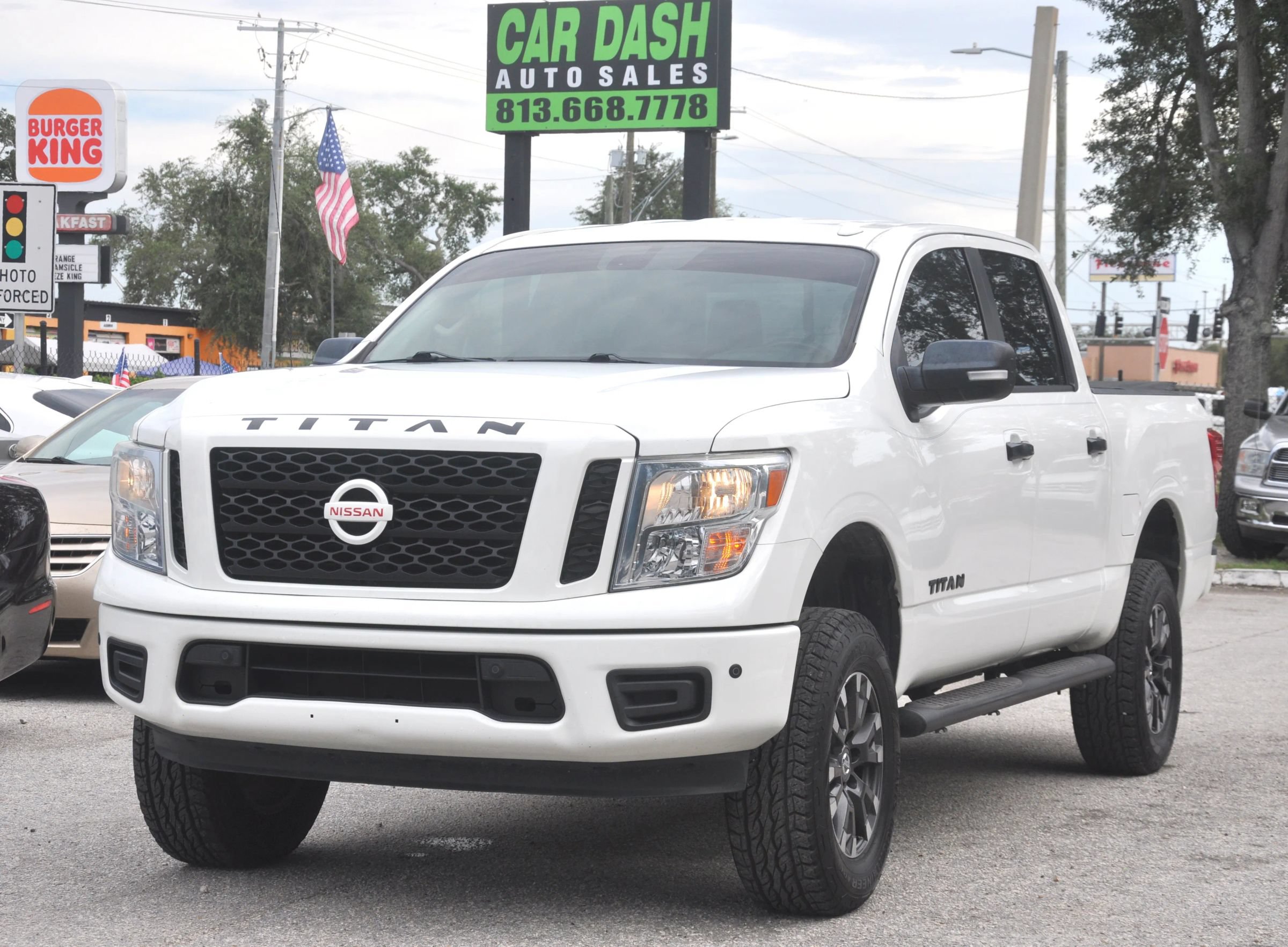 Used 2018 Nissan Titan SV w/ SV Convenience Package RWD image 6