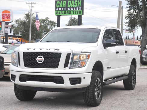 Used 2018 Nissan Titan SV w/ SV Convenience Package RWD image 6