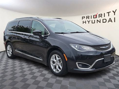 Used 2019 Chrysler Pacifica Touring-L Plus w/ Advanced Safetytec Group image 3