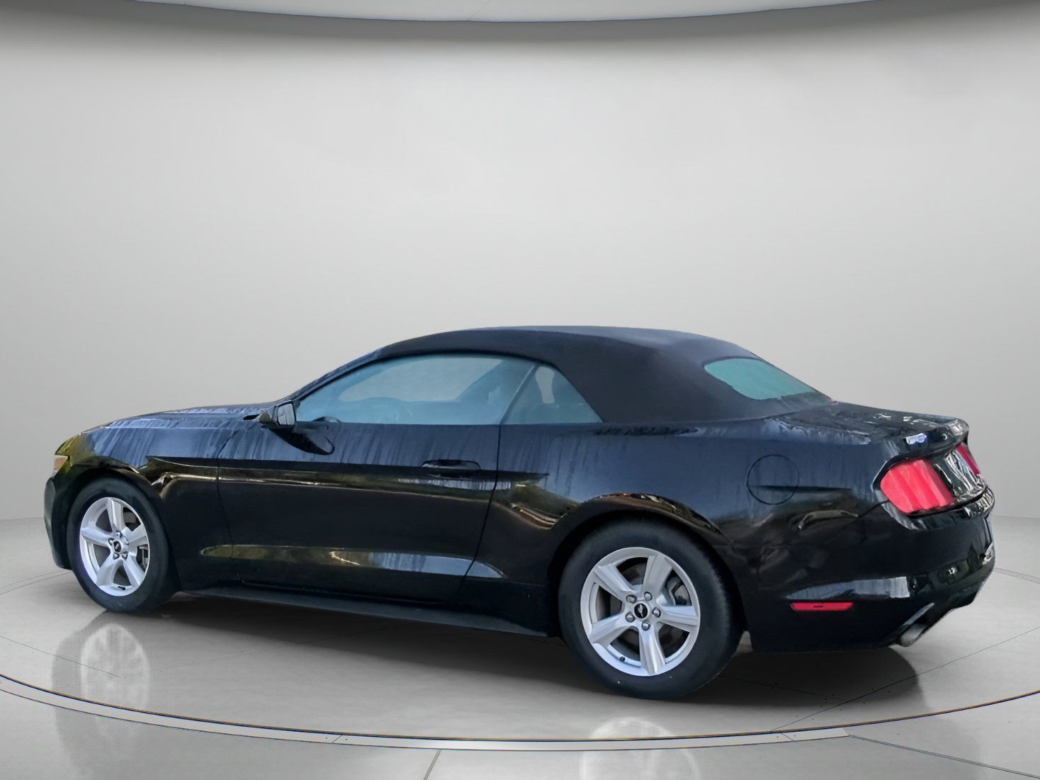 Used 2016 Ford Mustang Convertible RWD image 19