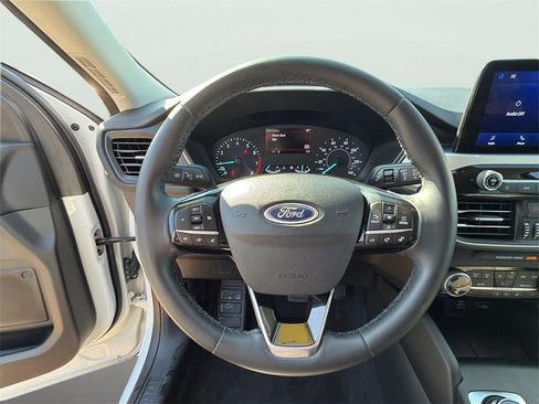 Used 2022 Ford Escape SE w/ SE Sport Appearance Package image 4