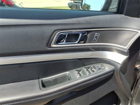 Used 2016 Ford Explorer XLT w/ Equipment Group 202A image 10