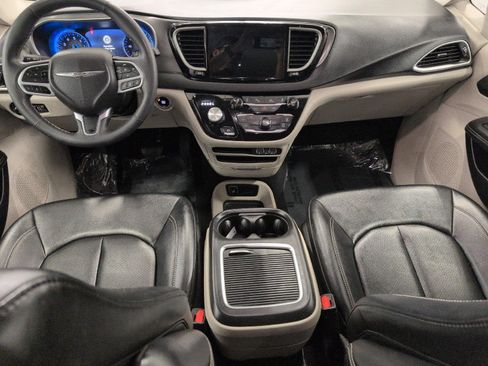 Used 2024 Chrysler Pacifica Touring-L FWD image 7