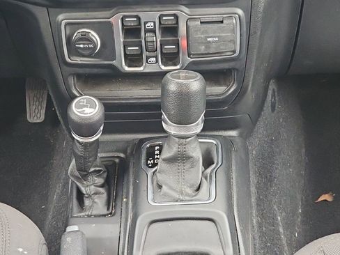 Used 2023 Jeep Gladiator Sport AWD/4WD image 12