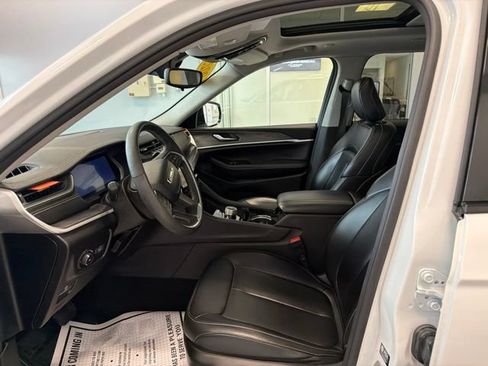 Used 2023 Jeep Grand Cherokee Limited AWD/4WD image 13