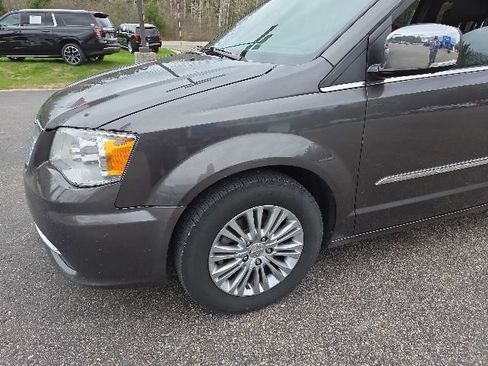 Used 2016 Chrysler Town & Country Touring-L FWD image 31