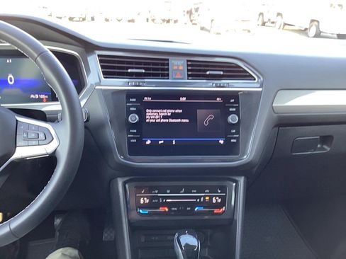 Used 2022 Volkswagen Tiguan SE w/ Panoramic Sunroof Package AWD/4WD image 14