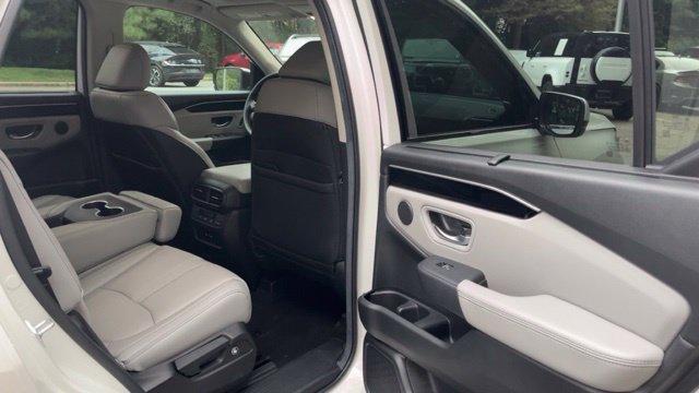 Used 2025 Honda Pilot Touring image 12