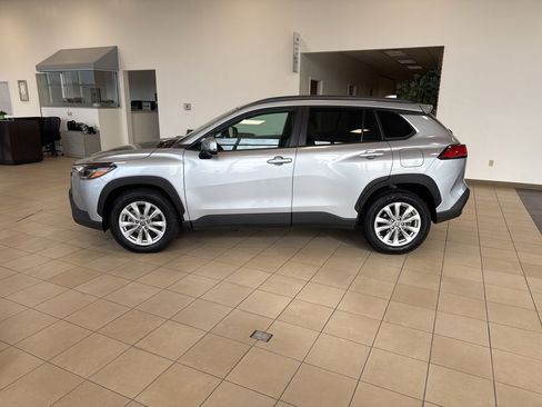 Used 2022 Toyota Corolla Cross LE image 2