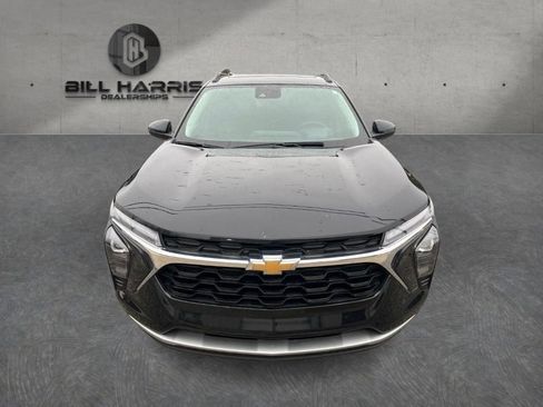 Used 2024 Chevrolet Trax LT w/ Sunroof Package image 2