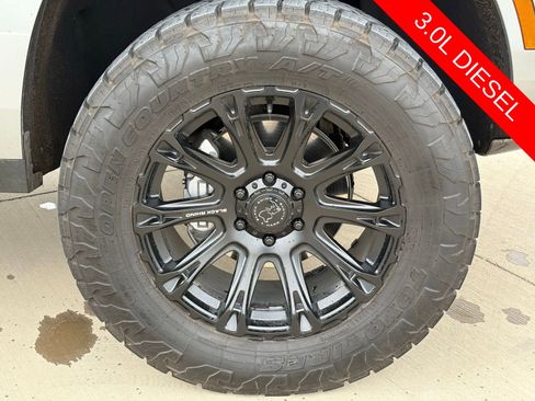 Used 2025 Chevrolet Suburban Z71 w/ Comfort Package image 10