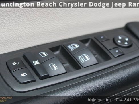 Used 2023 Chrysler Pacifica Touring-L image 9