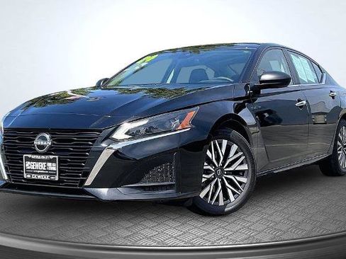 Used 2024 Nissan Altima 2.5 SV FWD image 1