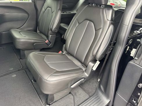 New 2025 Chrysler Pacifica Select image 16