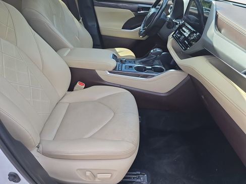 Used 2021 Toyota Highlander Platinum AWD/4WD image 10