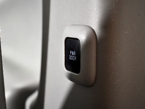 Used 2015 Toyota Sienna XLE image 36