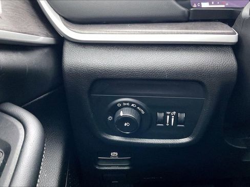 Used 2024 Jeep Grand Cherokee Limited image 31