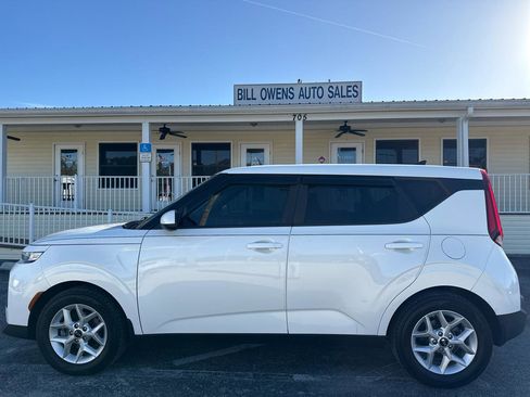 Used 2020 Kia Soul S image 2
