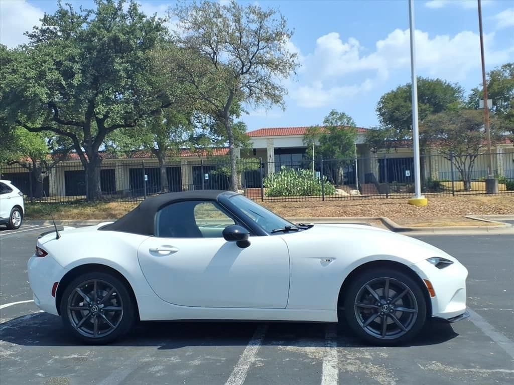 Used 2018 MAZDA MX-5 Miata Club RWD image 3