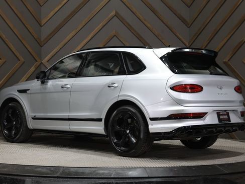Used 2022 Bentley Bentayga image 2