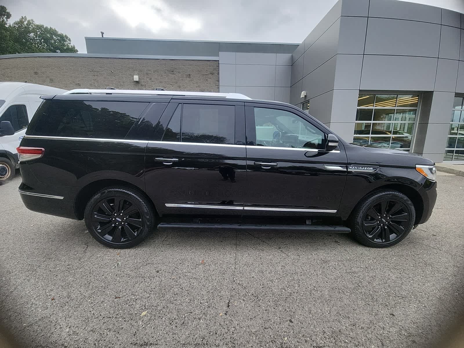 Used 2024 Lincoln Navigator L Reserve AWD/4WD image 21