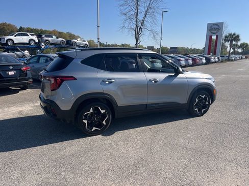 Used 2024 Kia Seltos EX FWD image 5