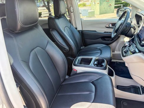 Used 2024 Chrysler Pacifica Touring-L FWD image 15