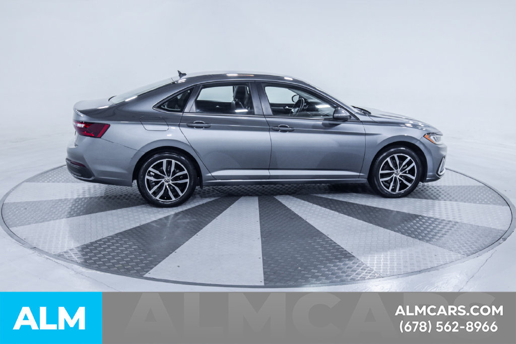 Used 2025 Volkswagen Jetta SE FWD image 11